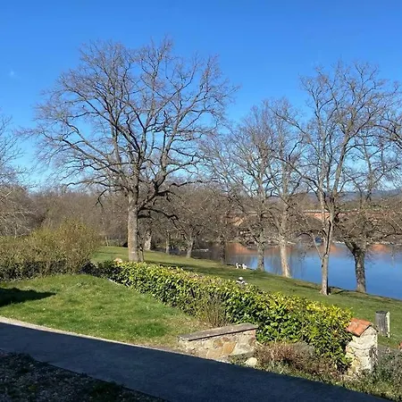 Calme A Auvergne-bord Riviere בריוד